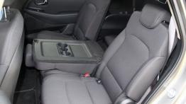 Kia Carens IV - galeria redakcyjna - tylna kanapa złożona, widok z boku