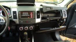 Citroen C-Crosser - galeria redakcyjna - schowek przedni otwarty