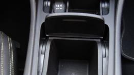 Mercedes CLA Coupe 200 156KM - galeria redakcyjna - tunel środkowy między fotelami