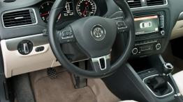 Volkswagen Jetta VI Sedan 2.0 TDI CR DPF 140KM - galeria redakcyjna - kokpit