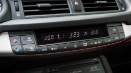 Lexus CT 200h Facelifting 136KM - galeria redakcyjna - panel sterowania wentylacją i nawiewem