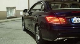 Mercedes E 400 Coupe Facelifting - galeria redakcyjna - lewy tylny reflektor - włączony