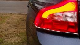 Volvo S80 II Sedan 2.4 D5 215KM - galeria redakcyjna - lewy tylny reflektor - włączony