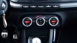 Alfa Romeo Giulietta Nuova II Hatchback 5d 1750 TBi 16v 235KM - galeria redakcyjna - konsola środkow
