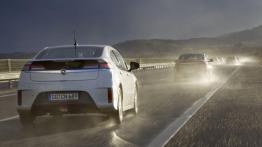 Opel Ampera - wersja przedprodukcyjna - tył - reflektory włączone