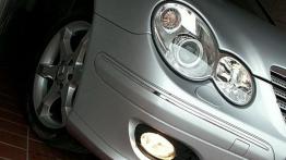 Mercedes Klasa C180K SportCoupé - galeria redakcyjna - prawy przedni reflektor - wyłączony