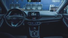 Hyundai i30 Fastback 1.4 T-GDI 140 KM - galeria redakcyjna  - widok ogólny wnętrza z przodu