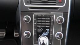 Volvo S60 II Facelifting 2.0 T6 Drive-E 306 KM - galeria redakcyjna - konsola środkowa