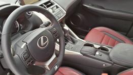 Lexus NX 300h 2.5 Hybrid 197 KM - galeria redakcyjna - widok ogólny wnętrza z przodu