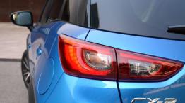 Mazda CX-3 - galeria redakcyjna - lewy tylny reflektor - włączony
