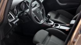 Opel Astra J Sedan 1.7 CDTI ECOTEC 130KM - galeria redakcyjna - widok ogólny wnętrza z przodu