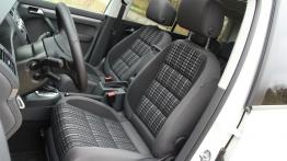 Volkswagen Cross Touran 2.0 TDI 177KM - galeria redakcyjna - widok ogólny wnętrza z przodu