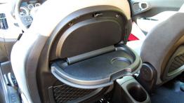 Fiat 500L Living 1.6 MultiJet II 105KM - galeria redakcyjna - stolik w fotelu kierowcy