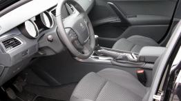 Peugeot 508 Sedan 1.6 e-HDi FAP 112KM - galeria redakcyjna - widok ogólny wnętrza z przodu
