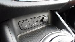 Kia Sportage III 2.0 CRDi 184KM - galeria redakcyjna - gniazda multimedialne w konsoli środkowej