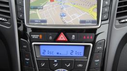 Hyundai i30 II 3d 1.6 GDI 135KM - galeria redakcyjna - konsola środkowa