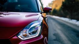 Suzuki Swift Sport 1.4 Boosterjet 140 KM - galeria redakcyjna - lewy przedni reflektor - wyłączony