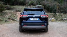 Toyota RAV4 2.5 Hybrid Dynamic Force 218 KM - galeria redakcyjna - widok z tyłu