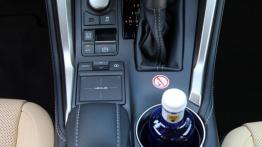 Lexus NX 200t 238KM - galeria redakcyjna - tunel środkowy między fotelami