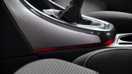 Opel Astra J Sedan 1.7 CDTI ECOTEC 130KM - galeria redakcyjna - tunel środkowy między fotelami
