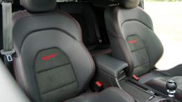 Kia pro_ceed II GT 1.6 T-GDI 204KM - galeria redakcyjna - widok ogólny wnętrza z przodu