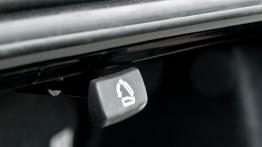 Volkswagen Jetta VI Sedan 2.0 TDI CR DPF 140KM - galeria redakcyjna - bagażnik - inne ujęcie