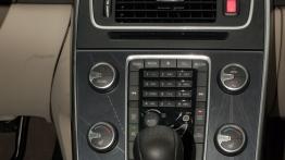 Volvo V60 Kombi 2.0 D3 163KM - galeria redakcyjna - konsola środkowa