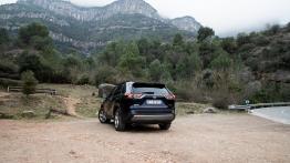 Toyota RAV4 2.5 Hybrid Dynamic Force 218 KM - galeria redakcyjna - widok z tyłu