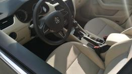 Skoda Octavia Kombi 1.5 TSI 150 KM - galeria redakcyjna - widok ogólny wnętrza z przodu