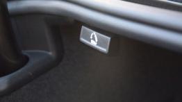 Volkswagen Passat B8 w Sardynii - galeria redakcyjna - uchwyt do składania tylnej kanapy