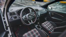 Volkswagen Polo GTI - pod prąd - widok ogólny wnętrza z przodu
