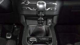 Peugeot 308 GT 1.6 e-THP 205 KM - galeria redakcyjna - tunel środkowy między fotelami