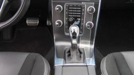 Volvo S60 II Facelifting 2.0 T6 Drive-E 306 KM - galeria redakcyjna - konsola środkowa