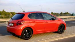 Peugeot 208 5d Facelifting 1.2 PureTech 110 KM - galeria redakcyjna - prawy bok