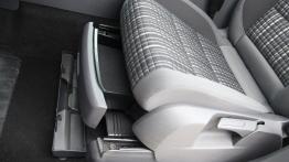 Volkswagen Cross Touran 2.0 TDI 177KM - galeria redakcyjna - schowki pod fotelem kierowcy