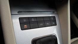 Skoda Octavia III Kombi 1.8 180KM - galeria redakcyjna - przyciski na tunelu środkowym