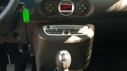 Renault Twingo II Hatchback 3d Facelifting 1.2 16V 75KM - galeria redakcyjna - konsola środkowa