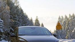 Volkswagen CC - galeria redakcyjna - przód - reflektory włączone