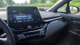 Toyota C-HR 1.2 Turbo 116 KM - galeria redakcyjna - wy?wietlacz head-up display (HUD)