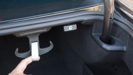 Volkswagen Passat B8 w Sardynii - galeria redakcyjna - uchwyt do składania tylnej kanapy