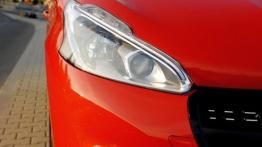 Peugeot 208 5d Facelifting 1.2 PureTech 110 KM - galeria redakcyjna - prawy przedni reflektor - wyłą