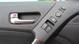 Hyundai Genesis Coupe Facelifting 3.8 V6 347KM - galeria redakcyjna - drzwi kierowcy od wewnątrz