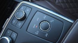 Mercedes Klasa M W166 350 BlueTEC 4MATIC 258KM - galeria redakcyjna - panel sterowania na tunelu śro