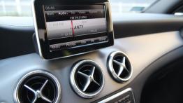Mercedes CLA Coupe 200 156KM - galeria redakcyjna - radio/cd/panel lcd