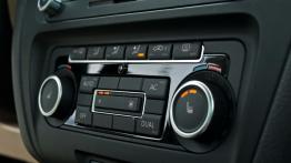 Volkswagen Jetta VI Sedan 2.0 TDI CR DPF 140KM - galeria redakcyjna - panel sterowania wentylacją i 
