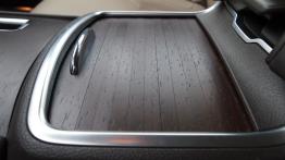 Lancia Thema II Sedan 3.6 V6 286KM - galeria redakcyjna - tunel środkowy między fotelami