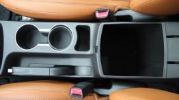 Hyundai i30 II 3d 1.6 GDI 135KM - galeria redakcyjna - tunel środkowy między fotelami