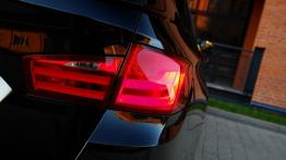 BMW Seria 5 F10-F11 Touring 520d 184KM - galeria redakcyjna - prawy tylny reflektor - włączony