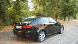 Lexus IS 220d - prawy bok