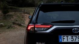 Toyota RAV4 2.5 Hybrid Dynamic Force 218 KM - galeria redakcyjna - lewy tylny reflektor - w??czony
